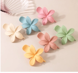 Vue détaillée de six pinces à cheveux fleurs mates en diverses couleurs pastel