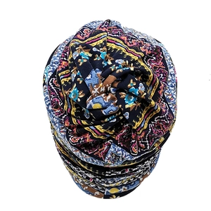 Détail du bonnet imprimé ethnique avec nœud torsadé et motifs floraux vintage