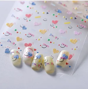 Détail d'autocollants 5D pour ongles avec motifs de cœurs colorés et sourires