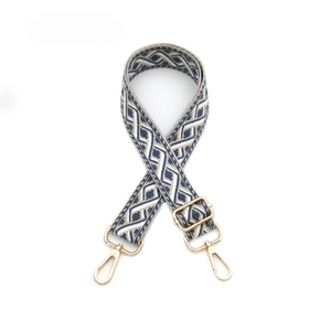 Détail de la bandoulière tissée aux motifs géométriques avec attaches dorées