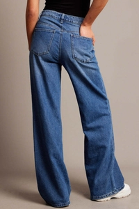 Vista posteriore dettagliata con vita alta e cuciture delle tasche dei jeans larghi blu scuro