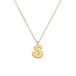 Dettaglio del ciondolo a lettera S stile bubble 3D su collana placcata oro