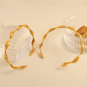 Modern gold-plated 18K geometric wave bangles set with a minimalist open design