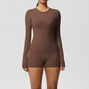 Ensemble de yoga deux pièces marron foncé avec haut manches longues et short