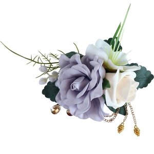 Corsage élégant de rose violette avec chaînes à pompons dorés et pendentif ambré décoratif