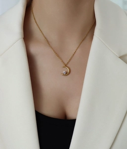 Detail einer Halskette mit Mondsichel-Anhänger und Zirkonia in 18K Gold-Beschichtung