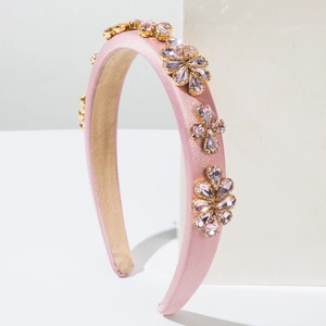 Serre-tête baroque en satin rose orné de fleurs en cristal sur un bloc d'affichage