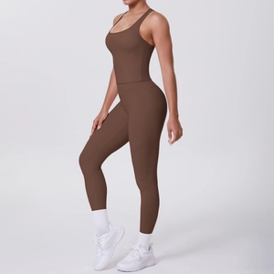 Ensemble de yoga marron pour femme avec débardeur dos nageur et legging taille haute