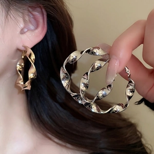 Boucles D'oreilles Créoles Torsadées Alliage Métal Poli Avec Tige En Argent Pour Femmes Bijoux De Mode Design Spirale