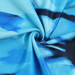 Vue macro du tissu imprimé abstrait bleu montrant le drapé et la texture élastique