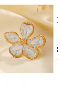 Vue détaillée d'une bague fleur rétro avec pétales en émail crème et bord doré