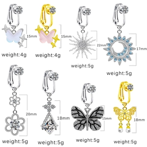 Détails macro des clips de nombril papillon et soleil avec zircons et résine