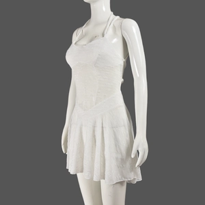 Gros plan d'une mini robe en dentelle blanche avec broderie transparente et licou