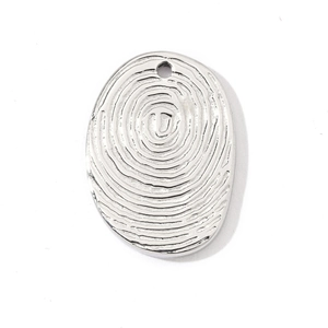 Pendentif ovale en acier avec texture d'empreinte et gravure de la lettre U centrale