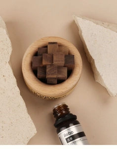 Vue détaillée d'un diffuseur d'huiles essentielles en bois avec parfum bois d'agar