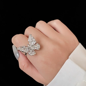 Vue détaillée d'une bague papillon en argent avec zircons brillants sur la main