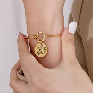 Mode Gold Edelstahl Geburtsblume Armband mit rundem Anhänger von einem Modell getragen