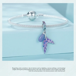 Detail eines s925 Silberarmbands mit lila Meerjungfrauenschwanz-Anhänger und Perlen