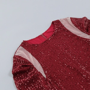 Détail de la robe pailletée bordeaux montrant les coutures en tulle du décolleté