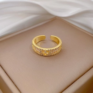 Verstellbarer vergoldeter Kleeblatt-Ring mit Zirkonia für einen minimalistischen Luxus-Look