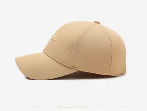 Détail de casquette en sergé de coton kaki avec broderie latérale de lettres blanches
