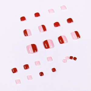 Faux ongles d'orteils bordeaux et rose avec design color-block et lignes dorées