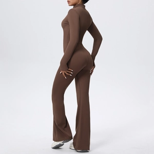 Combinaison de yoga marron foncé à manches longues avec jambes évasées et coupe amincissante