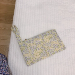 Détail de la mini pochette en tissu floral avec motifs lavande et jaune et fermeture éclair