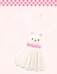 Gros plan détaillé d'un jouet créatif en peluche de volant de badminton avec design chat