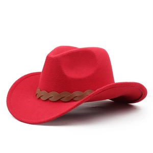 Chapeau de cowboy rouge en feutre avec couronne classique et bande en cuir tressé marron