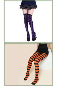 Détail de chaussettes hautes rayées violet-noir et orange-noir pour costumes de fête