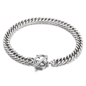 Bracelet gourmette en acier titane argenté avec fermoir à bascule cœur sur fond blanc
