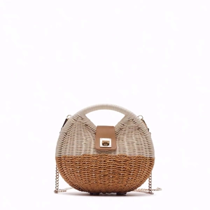 Women Straw Woven Crossbody Bag Two Tone Shell Shape Handbag With Detachable Chain Strap For Summer Beach Retro Style