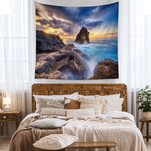 Détail d'une grande tapisserie bohème avec un coucher de soleil réaliste sur l'océan
