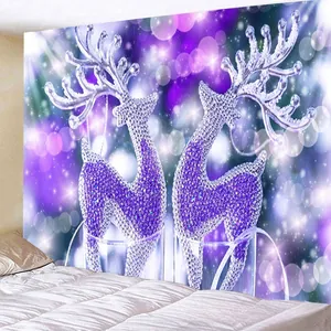Détail d'une tapisserie de Noël avec des rennes violets artistiques et des taches de lumière