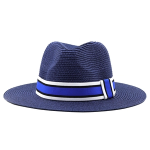 Détail du chapeau de paille bleu foncé avec ruban rayé bleu et blanc élégant