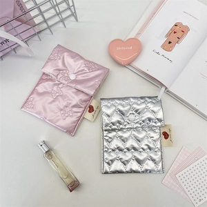 Set aus gesteppten PU-Taschen mit Schleifen- und Herzmuster in Rosa und Silber