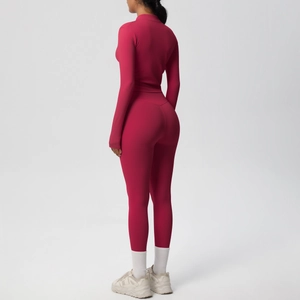 Détail de l'ensemble de yoga taille haute avec veste zippée à manches longues rouge rose