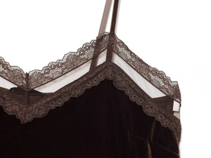 Dettaglio del top in velluto marrone scuro con pizzo delicato e trame in rete