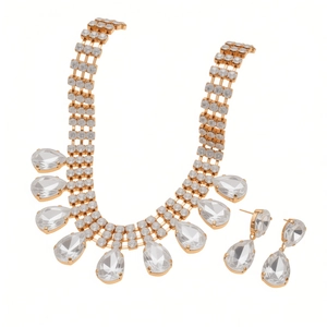 Ensemble collier et boucles d'oreilles dorés avec pendentifs gouttes et cristaux brillants
