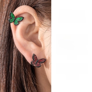 Vue détaillée de boucles d'oreilles papillon vintage avec émail rouge et vert élégant