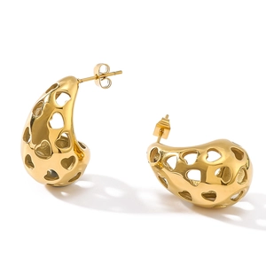 Minimalistische geometrische C-Form Goldene Edelstahlohrringe mit Herz-Hohlmuster