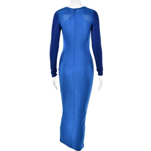 Détail d'une robe maxi moulante bleu roi avec manches en mesh et fermeture éclair au dos
