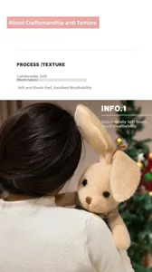 Dettaglio della consistenza del morbido tessuto felpato di un coniglio di peluche