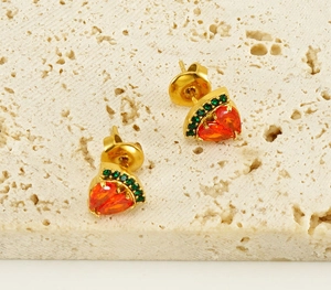 Nahaufnahme der Erdbeeren-Ohrstecker aus Gold mit roten und grünen Zirkoniasteinen