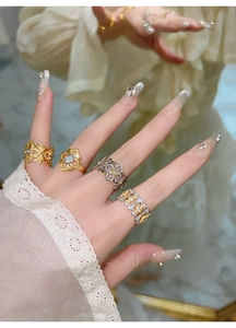 Détails de bagues fleurs plaquées or avec filigrane complexe et oxydes de zirconium