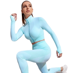 Hellblaues zweiteiliges nahtloses Yoga-Set mit Reißverschlussjacke und Leggings