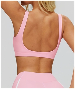 Vista posteriore dettagliata del reggiseno sportivo rosa con scollatura a U e set yoga