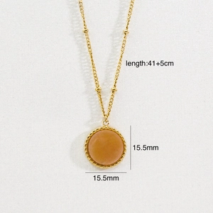 Détails montrant la longueur de 41cm et le diamètre du pendentif en pierre de 15,5mm