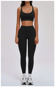 Vue de face d'un ensemble de yoga avec brassière de sport et legging noir mat